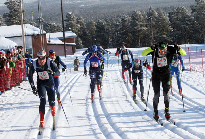 SPURTSTRIDEN i herrklassen med Anton Karlsson, Anton Lindblad och Jerry Ahrlin i varsitt spår. Löparen till höger (Jonathan Engdahl, Domnarvet) har åkt korta. Foto: THORD ERIC NILSSON