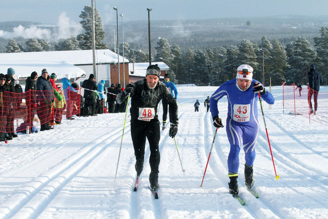 SPURTSTRID mellan nr 43 John Thore Syrstad, IL Nor och Olle Winroth, Löftan. Foto: THORD ERIC NILSSON