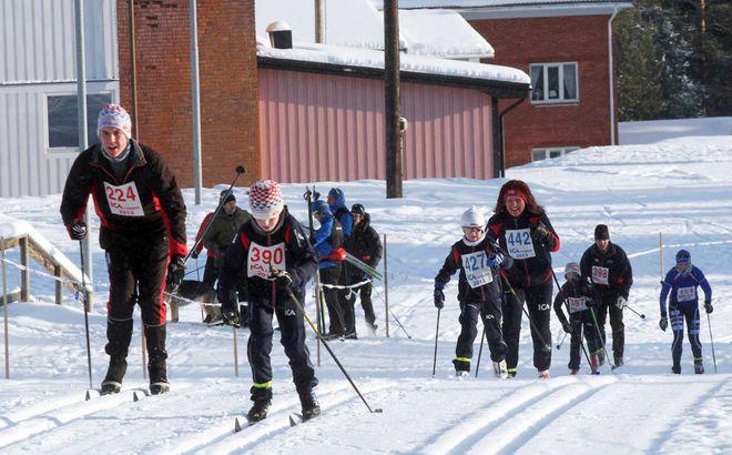 ÅSARNAMÖSSOR i massor och Åsarnalöpare utan klubbmössor. Anton Wahlström i mål på 17 km medan övriga åkte kortaste varianten Tim Wikén, Klara Göransson, Maj-Lis Saur (442), Wilhelm Daabach och Håkan Wikén (ett riktigt innenamn i år). Längst till höger kommer damtvåan Elin Mohlin, Sollefteå. Foto: THORD ERIC NILSSON