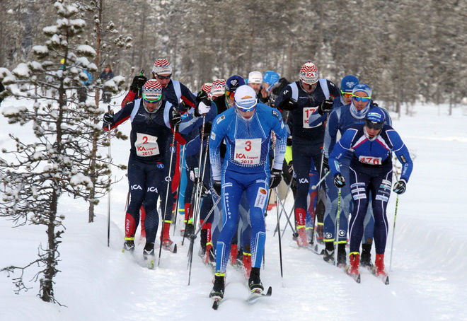 TRÄNGSELSSKATT borde man ha betalt då man passerade 32 km. Tätklungan bestod av ett dussintal åkare, Fredrik Jonsson, Hudiksvall och Anton Lindblad, Åsarna är främst i varsitt spår. Tiio Söderhielm, Åsarna kommer på kanten. Foto: THORD ERIC NILSSON