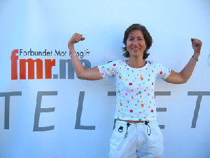 Kristin Sagberg viser muskler utenfor Cafételtet