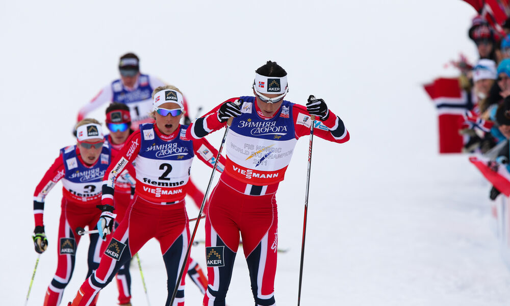 23.02.2013, Val di Fiemme, Italy (ITA): Marit Bjoergen (NOR), Fischer, Swix, Rottefella followed by Therese Johaug (NOR), Fischer, Swix, Salomon and Kristin Steira (NOR), Madshus, One Way, Salomon, Swix - FIS nordic world ski championships, cross-country
