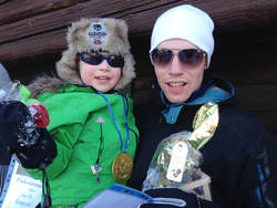 Phillip og Roar Thorsen vant pokalen i Nedre Åneggas påskerenn.