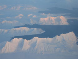 Svalbard fra luften. Foto: Turid Telebond