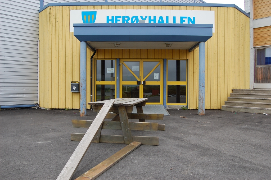 3_HS_haerverk_benk_foran_hallen