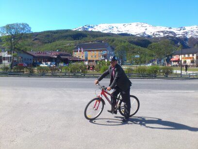 Ordfører Lidvart Jakobsen på sykkel med hjelm