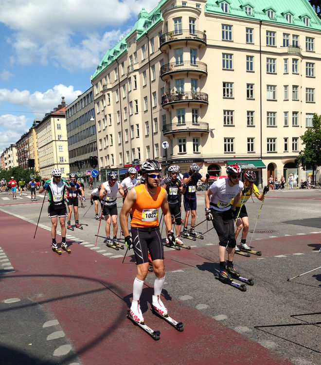 FULL FART på rullskidor nerför Götgatan i Stockholm! Foto: ARRANGÖR