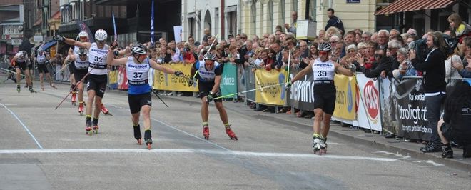 SÅ HÄRT var det i herrarnas lopp, där Marcus Johansson (t h) precis grejade av Joakim Engström, som vurpade direkt efter mållinjen. Foto: ERIK WICKSTRÖM