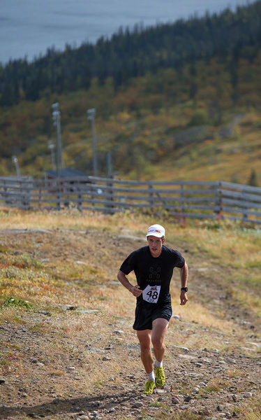 MARCUS HELLNER i ensamt majestät mot bergspriset på Dundret i Gällivare.