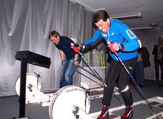 STAFFAN LARSSON testar en Thorax Trainer på Vasaloppsmuseet i Mora. Foto: VASALOPPET