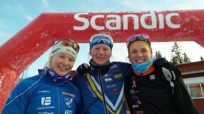 MAJA DAHLQVIST, Domnarvets GoIF (mitten) vann D19-20-sprinten före Jonna Sundling, IFK Umeå (t v) och Anna Dyvik, Falun Borlänge SK. Foto: THORD ERIC NILSSON