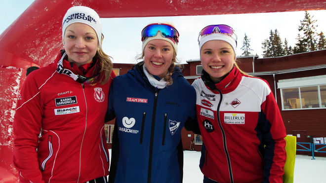 ELINA RÖNNLUND, IFK Umeå (mitten) var överlägsen i D17-18 och vann före Moa Olsson, Vansbro AIK (t v) och Emma Ribom, Kalix. Foto: THORD ERIC NILSSON