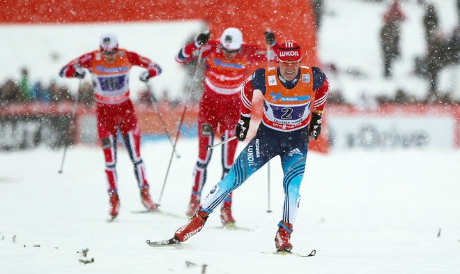 MAXIM VYLEGZHANIN fixar en viktig seger för Ryssland genom att tvåla dit både Petter Northug och Finn Hågen Krogh på upploppet. Foto: NORDIC FOCUS
