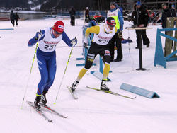 MARTIN JOHANSSON forsar förbi Jens Eriksson och stormar fram till en andra plats. Foto: THORD ERIC NILSSON