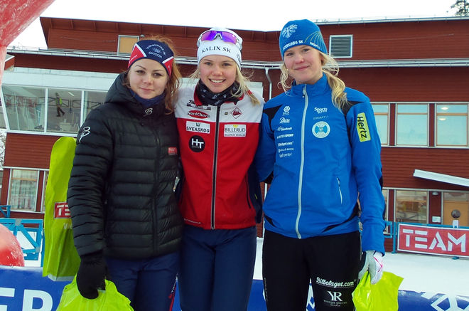 EMMA RIBOM, Kalix SK (mitten) gjorde ett kanonlopp i D17-18 och vann före Rebacca Öhrn, Vilhelmina (tv) och Maria Jonasson, ÖSK. Foto: THORD ERIC NILSSON