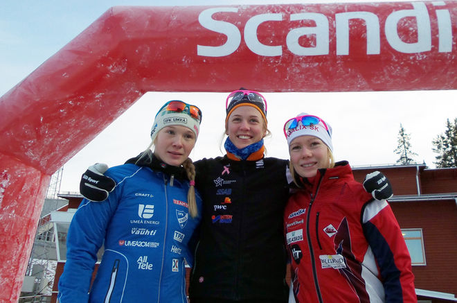 ANNA DYVIK, Falun Borlänge SK (mitten) kunde jubla över seger i D19-20 före Jonna Sundling, IFK Umeå (tv) och Helene Lundkvist, Kalix SK. Foto: THORD ERIC NILSSON