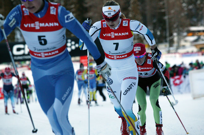 HANNA ERIKSON ligger i top-10 i Tour de Ski, men väljer ändå att bryta tävlingen och åka hem till Sverige. Det gillas inte av alla! Foto: MARCELA HAVLOVA