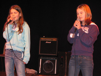 Renate og Maria sang What's in it for me.