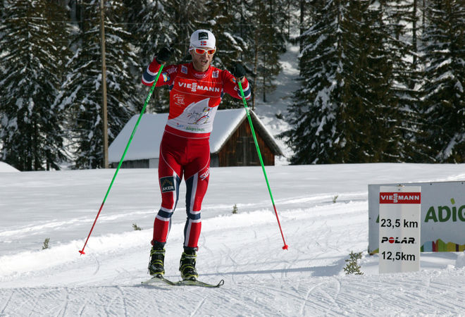 MARTIN JOHNSRUD SUNDBY åkte ensam i täten och drygade ut försprånget till dom övriga i Tour de Ski! Foto: MARCELA HAVLOVA