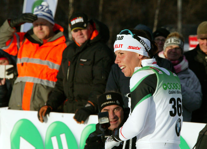 BLICKAR MOT OS-MEDALJ…??? Charlotte Kalla fick det svaret hon ville ha vid sprinten i Skandinaviska cupen i Skellefteå. Foto: MARCELA HAVLOVA