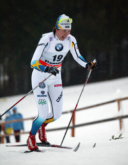 SARA LINDBORG var bästa svenska på en 9:e plats på den blöta sjätte etappen av Tour de Ski. Foto: MARCELA HAVLOVA