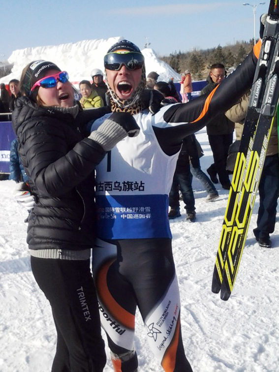 ADAM STEEN jublar över segern i Tour de Ski China och grattas av Linnéa Björn från Sundbybergs IK. Foto: NORDICWAYS.COM