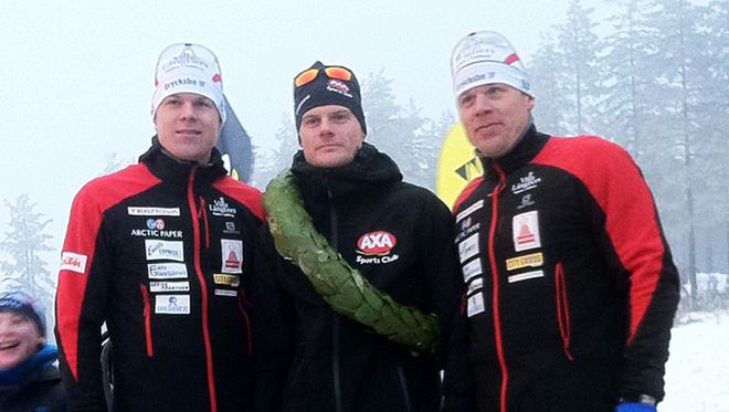 JIMMIE JOHNSSON (mitten) spurtade ner bröderna Daniel (t h) och Rikard Tynell i Norrbärke Skimaraton i Orsa-Grönklitt. Foto: TEAM TYNELL