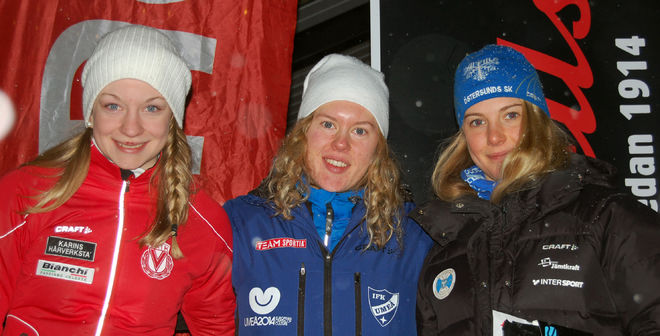 ELINA RÖNNLUND, IFK Umeå (mitten) vann D17-18 före Moa Olsson, Vansbro (t v) och Ida Dahl, Östersund. Foto: CATHRINE ENGMAN