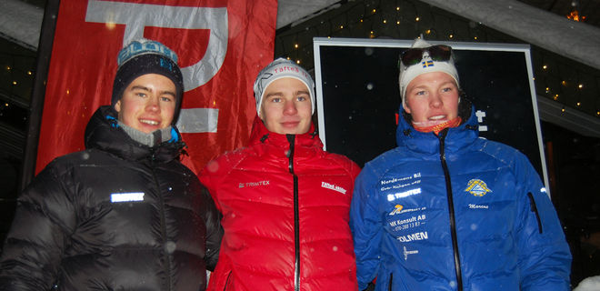 PALLEN i H17-18. Marcus Grate, Täfteå IK (mitten) vann före dom båda J-landslagskillarna Viktor Thorn, Ulricehamn (t v) och Marcus Fredriksson, Lycksele. Foto: CATHRINE ENGMAN