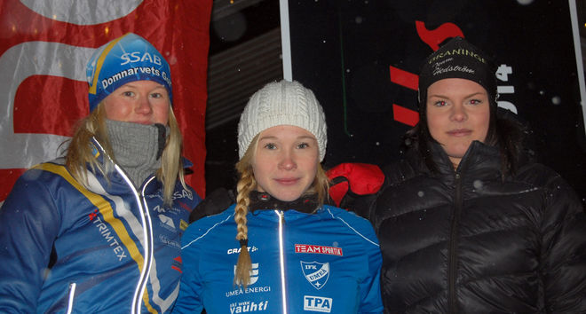 JONNA SUNDLING, IFK Umeå (mitten) höll för favorittrycket i D19-20 och vann före Maja Dahlqvist, Domnarvet (t v) och Jackline Lockner, Graninge-Alliansen. Foto: CATHRINE ENGMAN