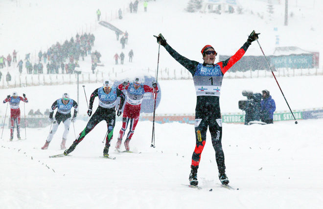 ANDREW MUSGRAVE jublar för en överlägsen seger i sprinten i snövädret på OS-arenan i Lillehammer, medan Ola Vigen Hattestad spurtar om Finn Hågen Krogh och Anders Gløersen bakom. Foto: MARCELA HAVLOVA