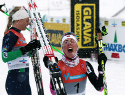 KRISTIN STØRMER STEIRA jublar ut sin segerglädje efter damernas 15 km skiathlon. Astrid Uhrenholdt Jacobsen (t v) blev tvåa. Foto: MARCELA HAVLOVA
