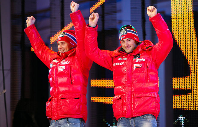 OLA VIGEN HATTESTAD (t v) och Petter Northug jublar för VM-silver i teamsprint i Oslo 2011. Nu kämpar dom båda om den sista OS-platsen i sprint i Sochi. Foto: NORDIC FOCUS