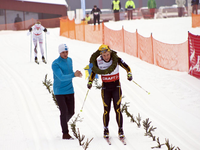 HANNA FALK åker i mål som segrare i Västgötaloppet Tjejer i lördags. Strax bakom tvåan Jennie Öberg, Piteå Elit. Foto: ARRANGÖREN