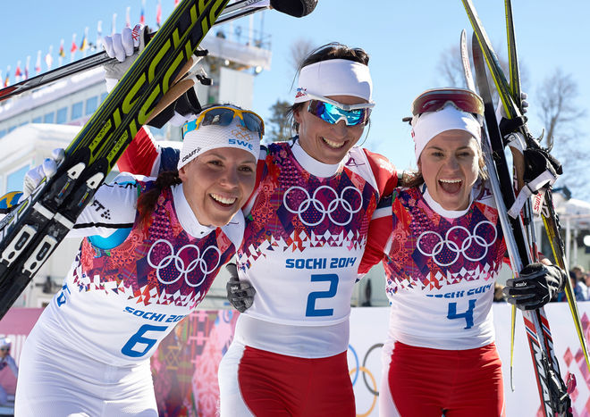 CHARLOTTE KALLA jublar för OS-silvret på skiathlon med segrarinnan Marit Bjørgen och trean Heidi Weng. Det kan se precis så här ut också efter tremilen… Foto: NORDIC FOCUS