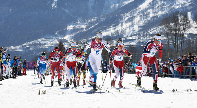MARIT BJØRGEN och resten av de norska laget i kamp mot Charlotte Kalla i skiathlon-tävlingen i Sochi. Nu fruktar Norge Charlotte på lördagens tremil! Foto: NORDIC FOCUS