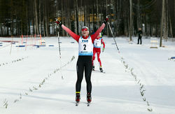 DÄR SATT DEN! Moa Olsson, Vansbro AIK i mål som JSM-segrare i D17-18 i skiathlon! Foto/rights: KJELL-ERIK KRISTIANSEN/sweski.com