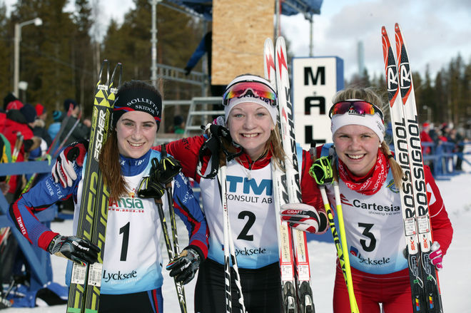 MOA OLSSON (mitten) vann D17-18 i skiathlon vid JSM i Lycksele före Emma Ribom (th) och Ebba Andersson. Foto/rights: KJELL-ERIK KRISTIANSEN/sweski.com