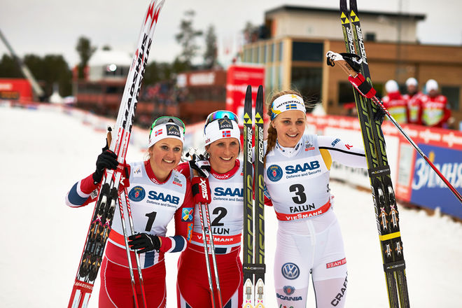 STINA NILSSON på pallen tillsammans med norskorna som vann OS-guldet i teamsprint tillsammans: Ingvild Flugstad Östberg och Marit Björgen. Foto: NORDIC FOCUS