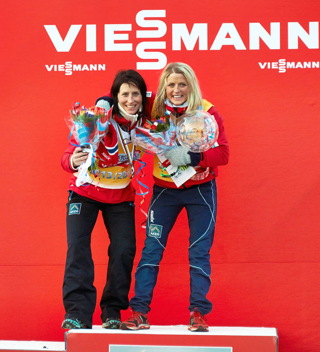 NORGES DAMER dominerade totalt i distansvärldscupen. Therese Johaug (th) vann före Marit Bjørgen. Foto: NORDIC FOCUS