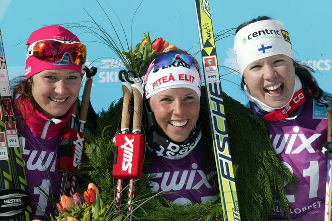CHARLOTTE KALLA (mitten) vann damernas elitklass i Årefjällsloppet före Kerttu Niskanen (th) och Britta Johansson Norgren (tv). Foto/rights: MARCELA HAVLOVA/sweski.com