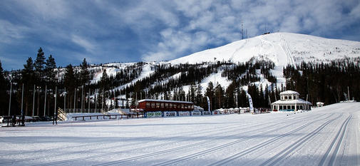 HELLNERSTADION i Gällivare med Dundret i bakgrunden är arena för den svenska säsongspremiären 17-19 november. Hit kommer både svensk och utländsk elit. Foto/rights: KJELL-ERIK KRISTIANSEN/KEK-photo