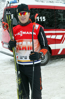 EN SERVICEMAN från Exel visar upp den nya, böjda staven under Tour de Ski i vintras. Foto: MARCELA HAVLOVA