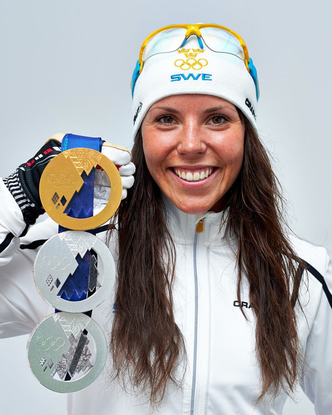 CHARLOTTE KALLA - här med sina OS-medaljer från i vintras - byter stavar till finska ONE WAY och pjäxor till Alpina.