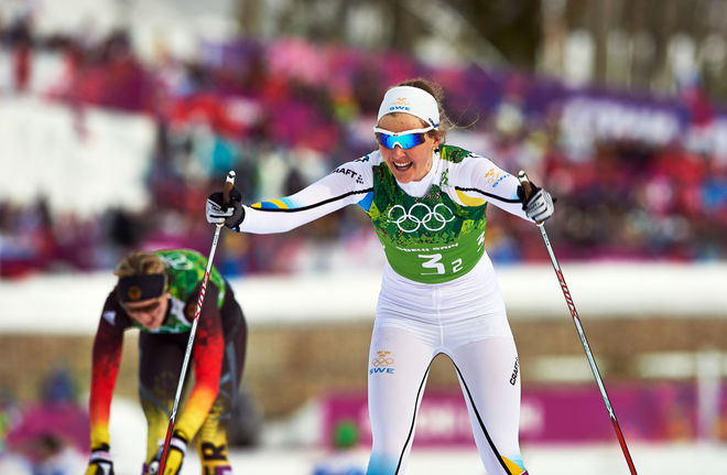 STINA NILSSON jublar över OS-bronset i teamsprint, i bakgrunden Denise Herrmann för Tyskland, som blev fyra. Foto: NORDIC FOCUS