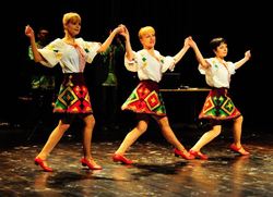 Kulturutveksling fra Barentsburg Tre dansere Foto: Anastasia Gorter