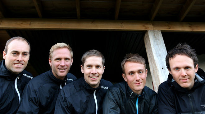 NYA SVENSKA långloppsteamet Lager 157 Ski Team tar upp kampen med dom starka norska teament. Fr v: Jörgen Brink, Daniel Richardsson, Fredrik Byström, Marcus Johansson och Markus Ottosson.