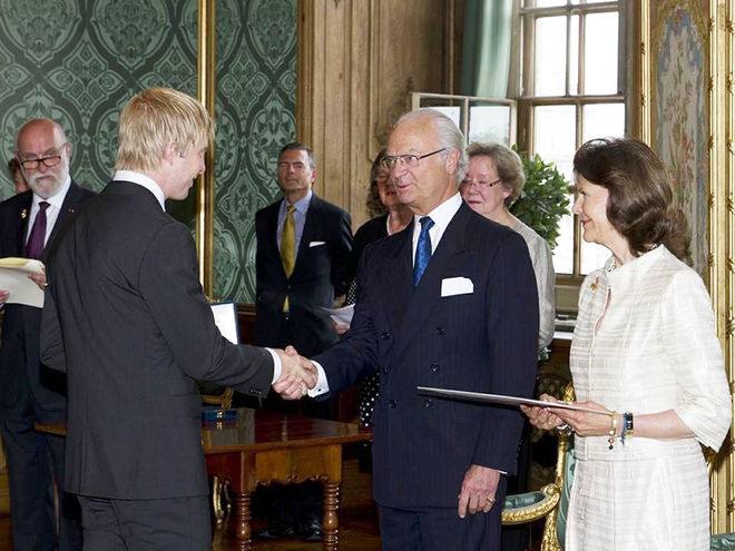 MEDALJ FRÅN KUNG TILL LORD! Lars Nelson alias "Lord Nelson" får medalj av 8:e storleken av HM Kung Carl XVI Gustaf medan drottning Silvia ser på.