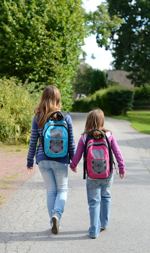 Skolebarn på vei til skolen