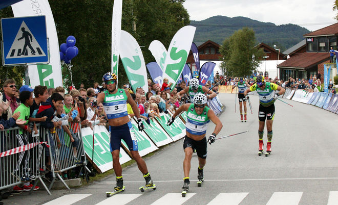 PETTER NORTHUG vinner precis herrarnas klassiska sprint i Aure före Eldar Rønning och vasaloppssegraren John Kristian Dahl (th). Foto: IVAR TORSET